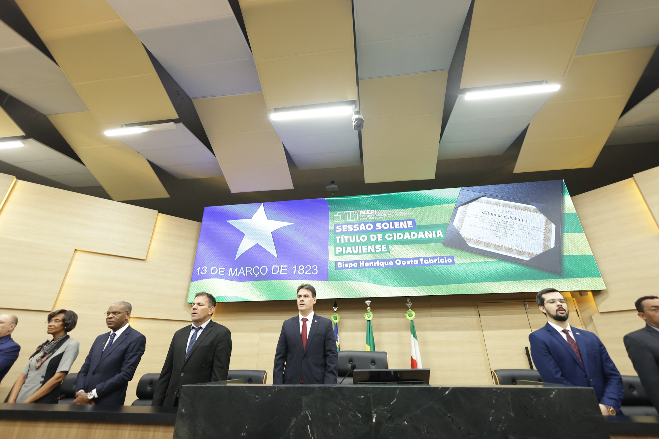 SESSÃO SOLENE PELO DIA DO OBREIRO UNIVERSAL E TÍTULO DE CIDADANIA AO BISPO HENRIQUE COSTA FABRÍCIO (16).jpg