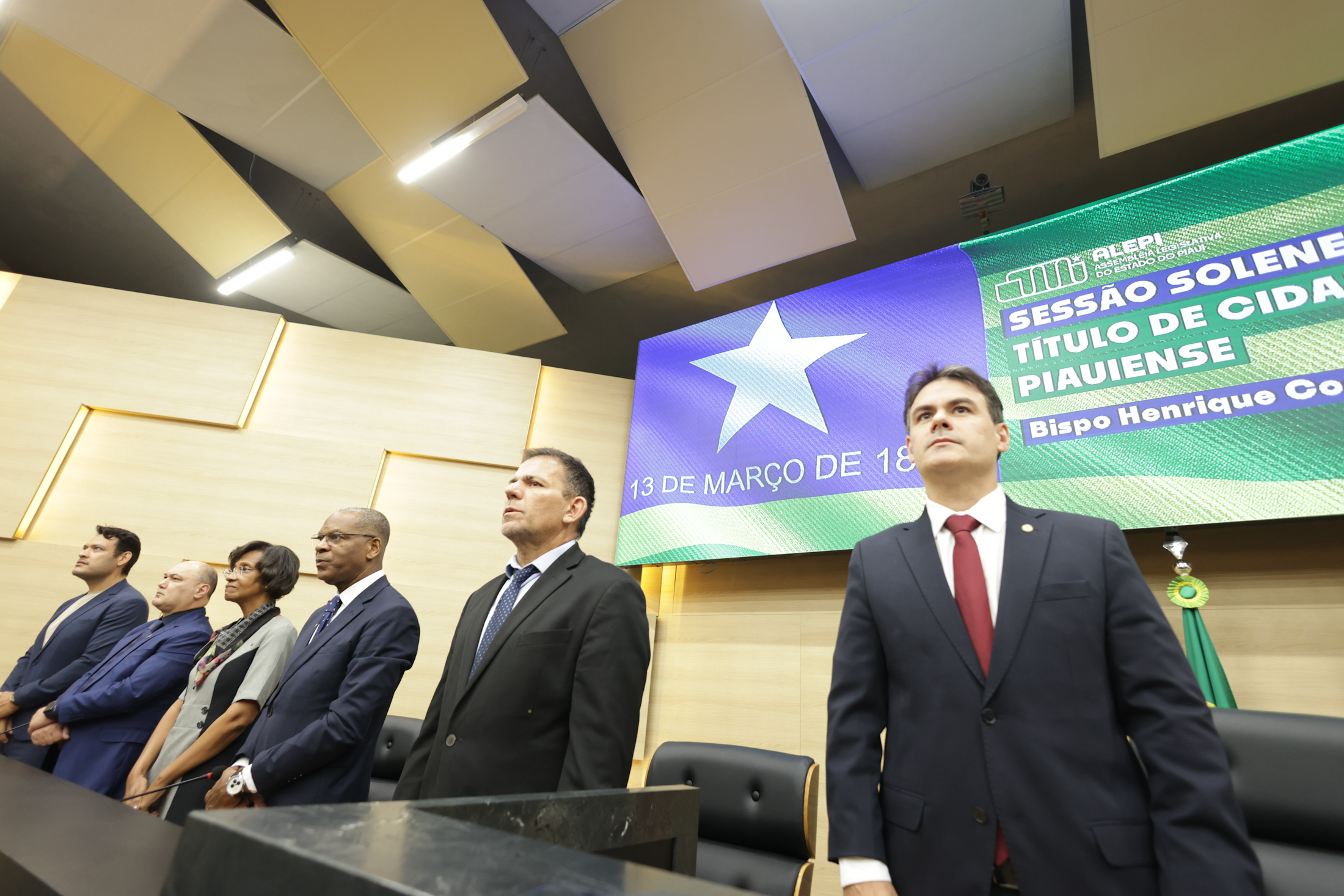 SESSÃO SOLENE PELO DIA DO OBREIRO UNIVERSAL E TÍTULO DE CIDADANIA AO BISPO HENRIQUE COSTA FABRÍCIO (20).jpg