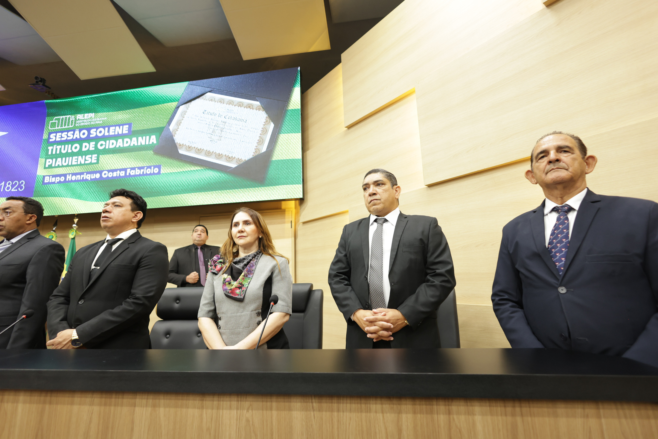 SESSÃO SOLENE PELO DIA DO OBREIRO UNIVERSAL E TÍTULO DE CIDADANIA AO BISPO HENRIQUE COSTA FABRÍCIO (22).jpg