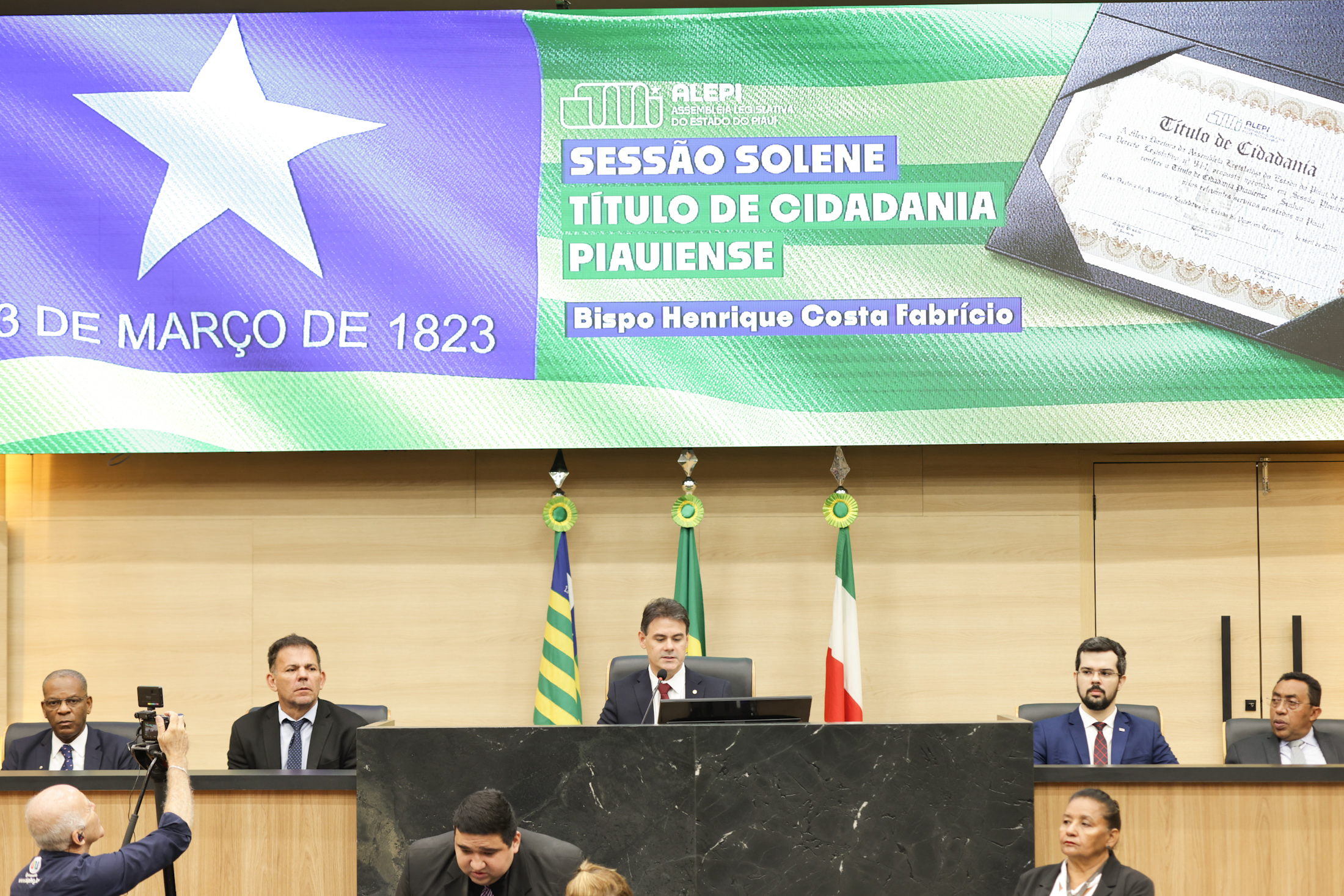 SESSÃO SOLENE PELO DIA DO OBREIRO UNIVERSAL E TÍTULO DE CIDADANIA AO BISPO HENRIQUE COSTA FABRÍCIO (25).jpg