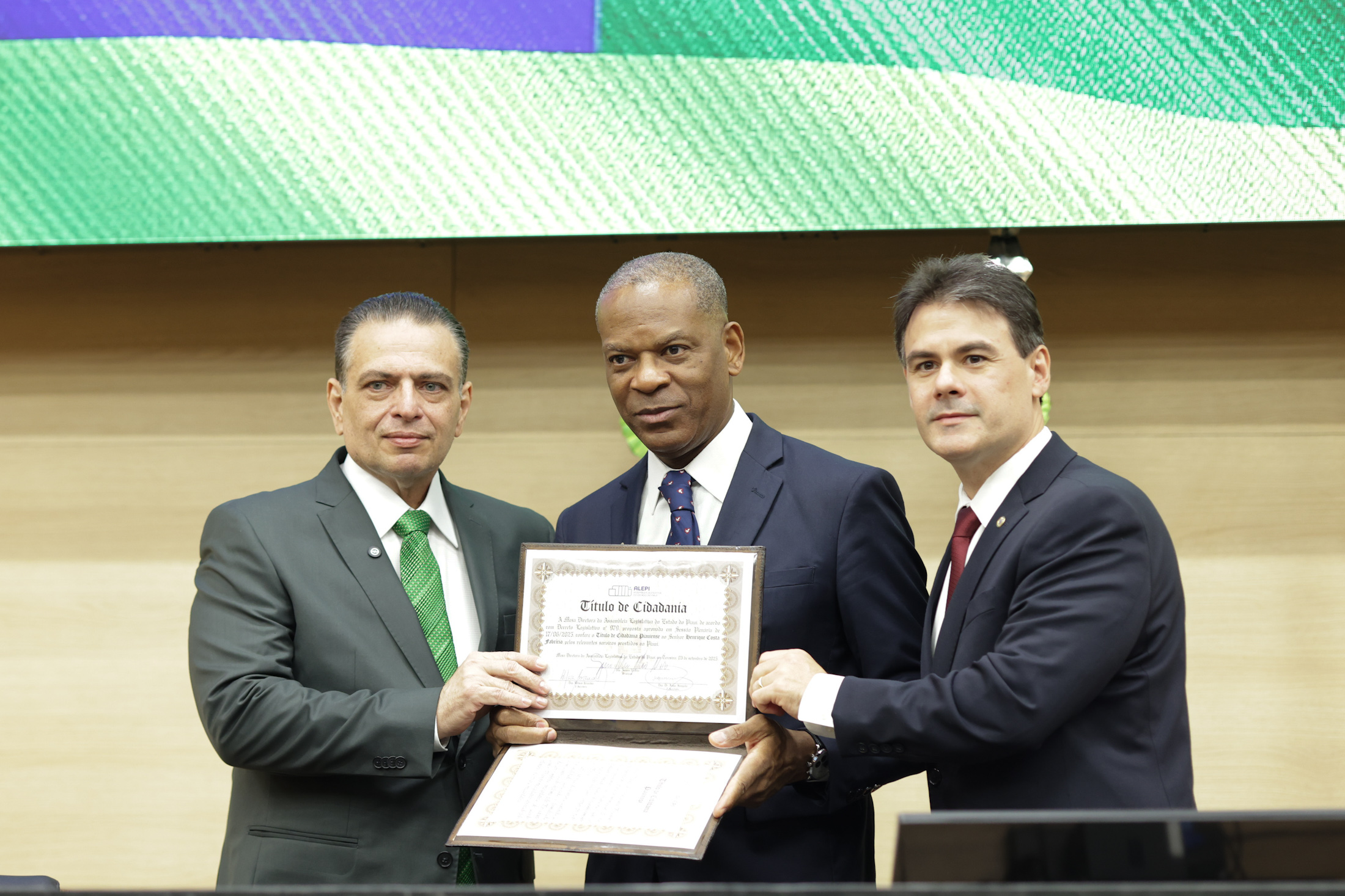 SESSÃO SOLENE PELO DIA DO OBREIRO UNIVERSAL E TÍTULO DE CIDADANIA AO BISPO HENRIQUE COSTA FABRÍCIO (40).jpg