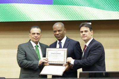 SESSÃO SOLENE PELO DIA DO OBREIRO UNIVERSAL E TÍTULO DE CIDADANIA AO BISPO HENRIQUE COSTA FABRÍCIO (40).jpg