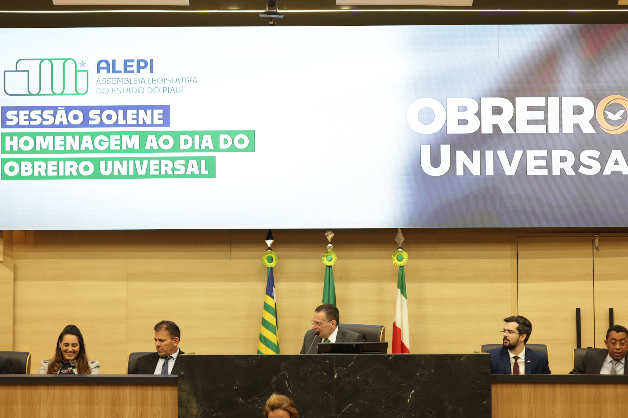 SESSÃO SOLENE PELO DIA DO OBREIRO UNIVERSAL E TÍTULO DE CIDADANIA AO BISPO HENRIQUE COSTA FABRÍCIO (48).jpg