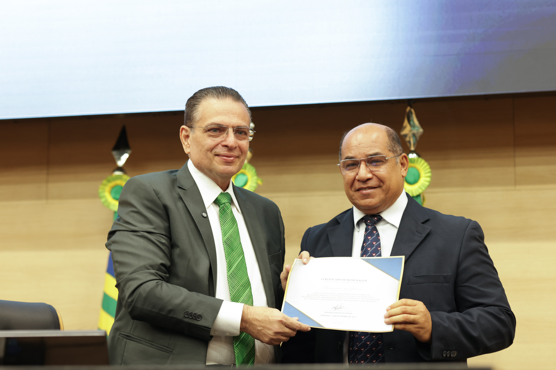 SESSÃO SOLENE PELO DIA DO OBREIRO UNIVERSAL E TÍTULO DE CIDADANIA AO BISPO HENRIQUE COSTA FABRÍCIO (51).jpg