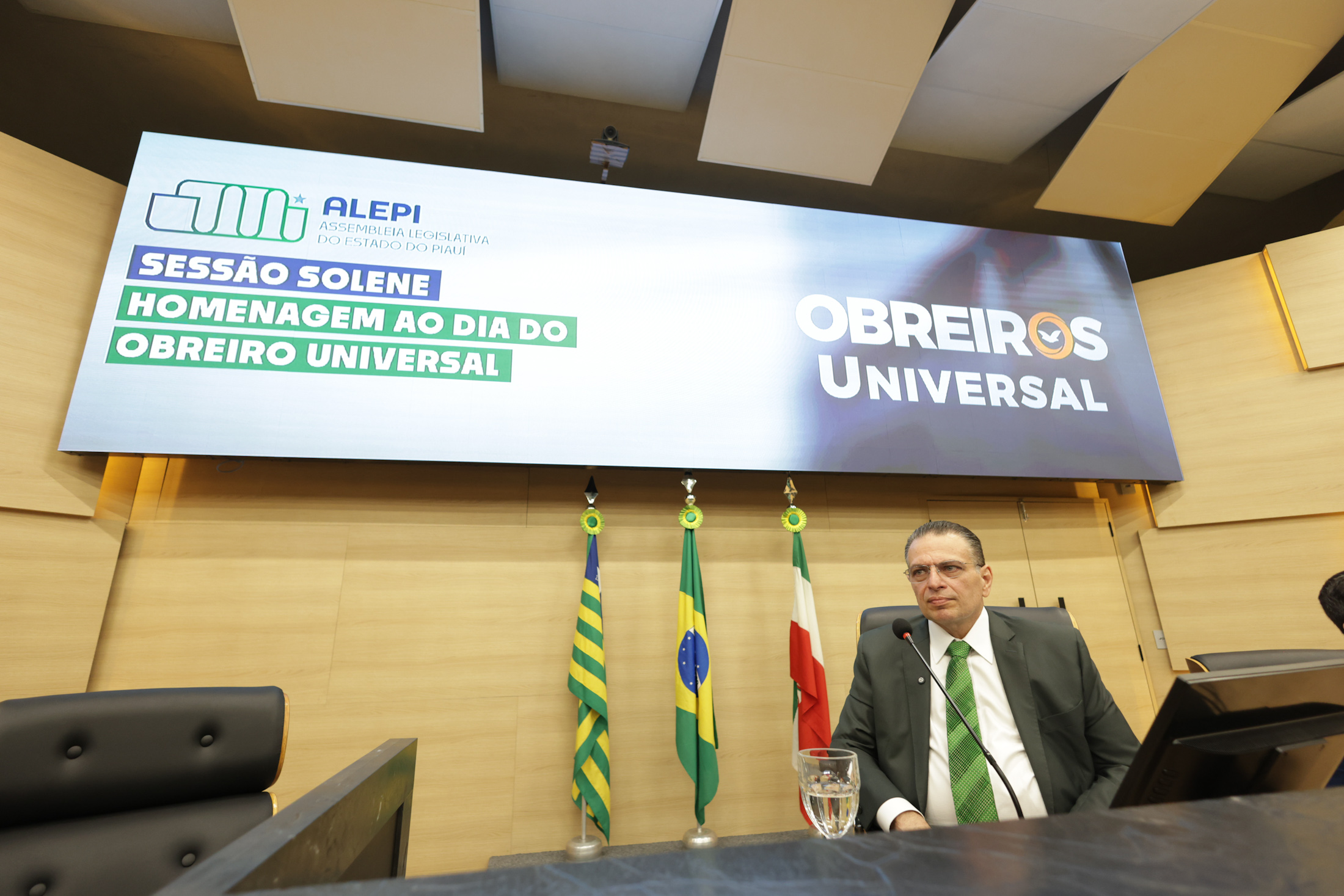 SESSÃO SOLENE PELO DIA DO OBREIRO UNIVERSAL E TÍTULO DE CIDADANIA AO BISPO HENRIQUE COSTA FABRÍCIO (53).jpg