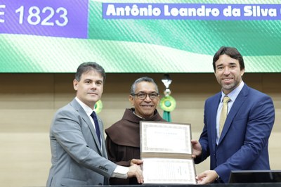 SESSÃO SOLENE TÍTULO DE CIDADANIA AO SR ANTÔNIO LEANDRO DA SILVA (12).jpg