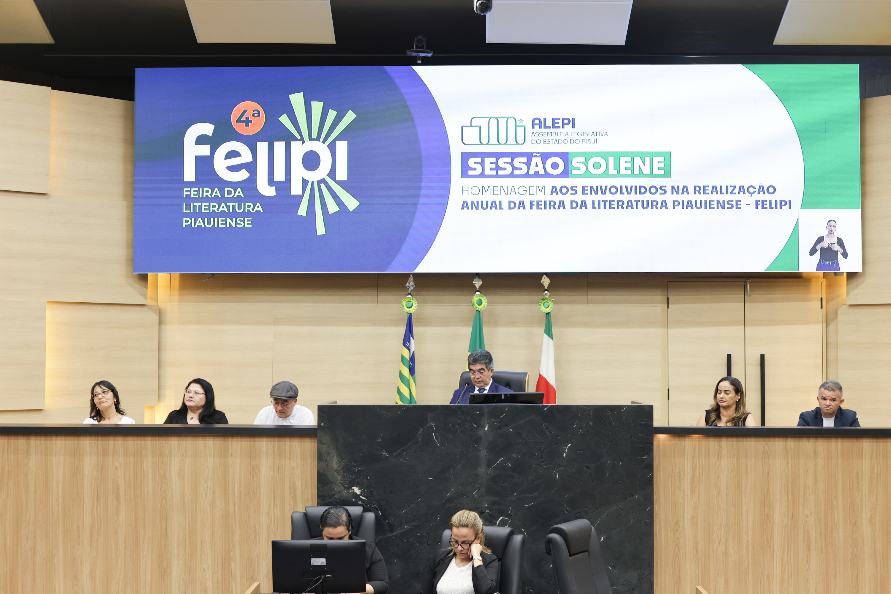 SESSÃO SOLENE EM HOMENAGEM AOS ENVOLVIDOS NA FEIRA DA LITERATURA PIAUIENSE FELIPI (24).jpg