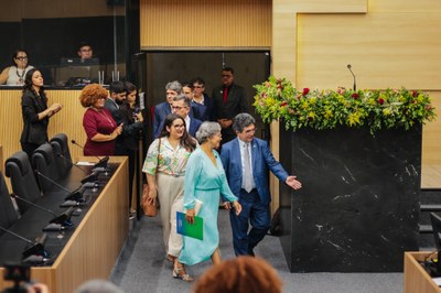 SESSÃO SOLENE DE ENTREGA DE TITULOS DE CIDADANIA (1).jpg