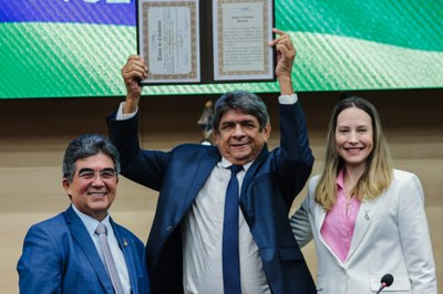 SESSÃO SOLENE DE ENTREGA DE TITULOS DE CIDADANIA (10).jpg