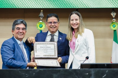 SESSÃO SOLENE DE ENTREGA DE TITULOS DE CIDADANIA (12).jpg