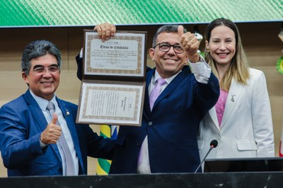 SESSÃO SOLENE DE ENTREGA DE TITULOS DE CIDADANIA (14).jpg