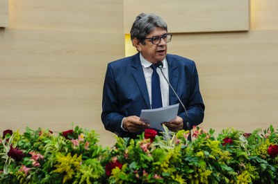 SESSÃO SOLENE DE ENTREGA DE TITULOS DE CIDADANIA (17).jpg
