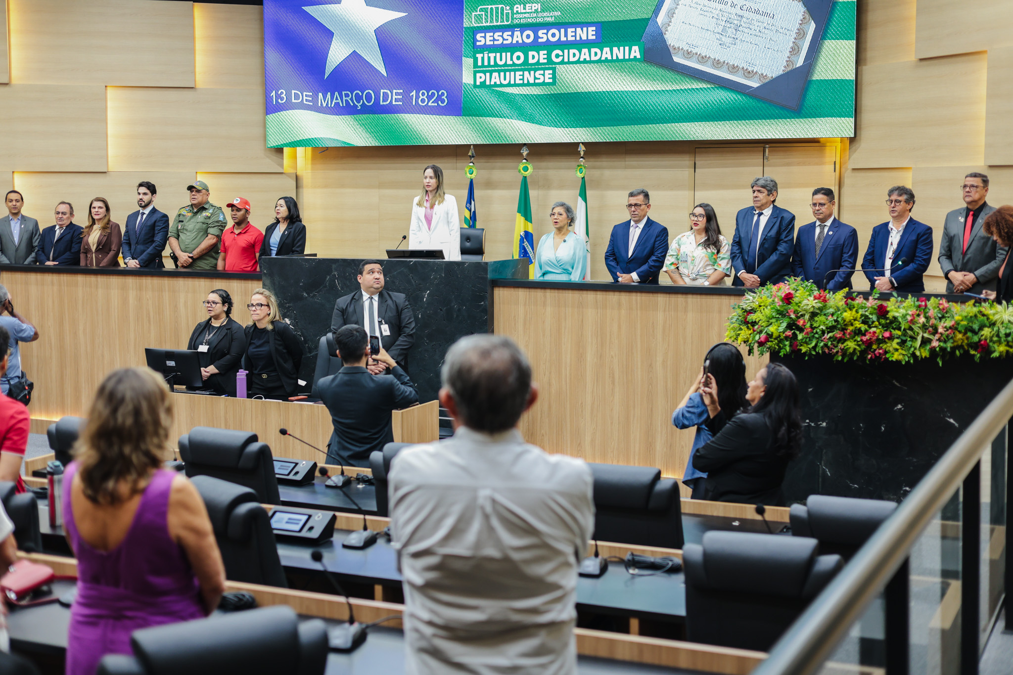 SESSÃO SOLENE DE ENTREGA DE TITULOS DE CIDADANIA (3).jpg