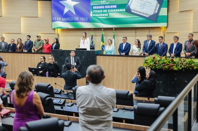 SESSÃO SOLENE DE ENTREGA DE TITULOS DE CIDADANIA (3).jpg