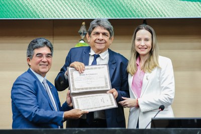 SESSÃO SOLENE DE ENTREGA DE TITULOS DE CIDADANIA (9).jpg