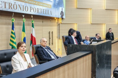 SESSÃO SOLENE EM HOMENAGEM AO CENTENARIO DE PETRÔNIO PORTELA (1).jpg