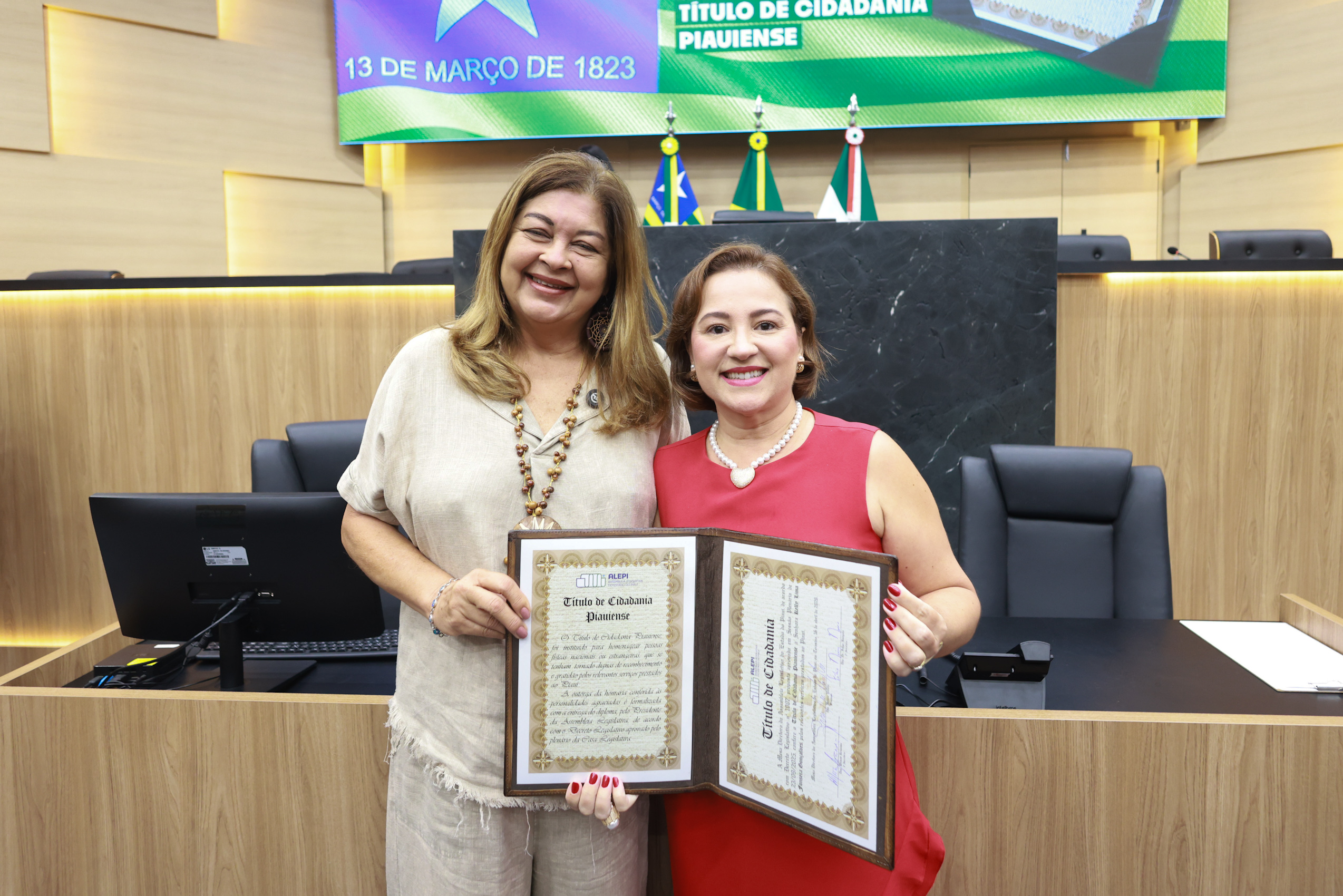 SESSÃO SOLENE TÍTULO DE CIDADANIA À SRA KELLY LIMA FONSECA GONÇALVES  - FOTOS REGIS FALCÃO ASCOM ALEPI (1).jpg