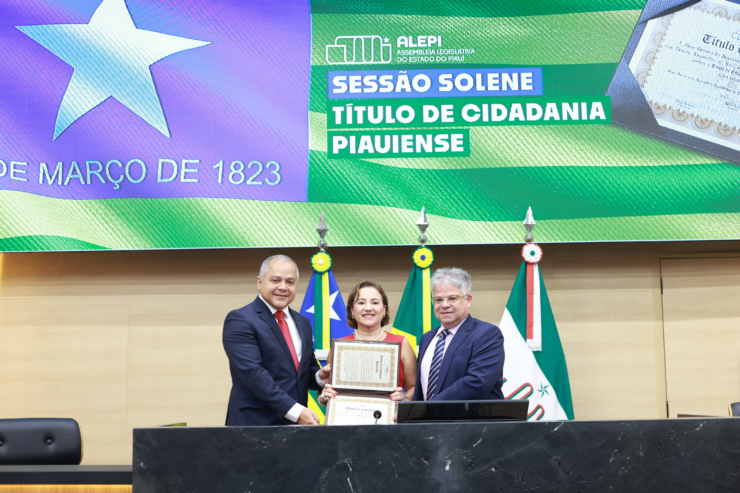 SESSÃO SOLENE TÍTULO DE CIDADANIA À SRA KELLY LIMA FONSECA GONÇALVES  - FOTOS REGIS FALCÃO ASCOM ALEPI (6).jpg