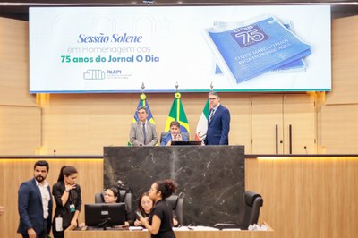 SESSÃO SOLENE EM HOMENAGEM AO JORNAL O DIA (3).jpg