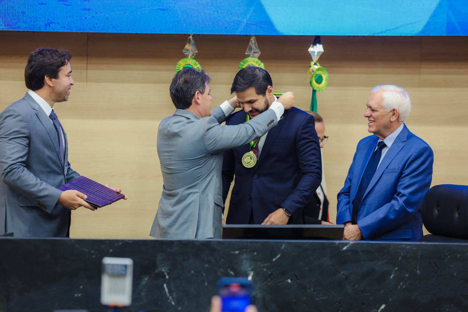 Alepi entrega Medalha do Mérito Legislativo ao secretário de Educação