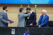 Alepi entrega Medalha do Mérito Legislativo ao secretário de Educação