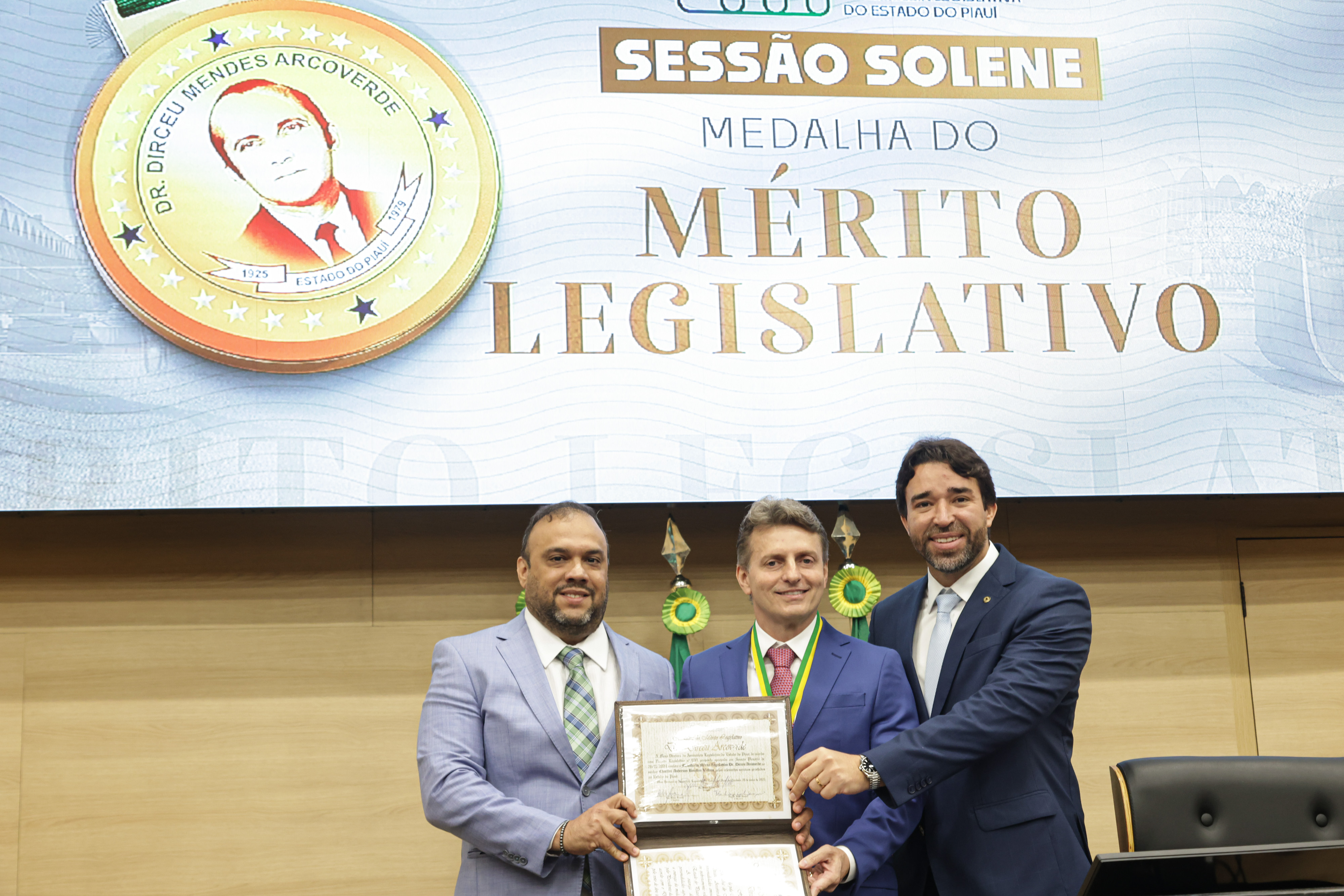 Alepi entrega Medalha Dr. Dirceu Arcoverde ao médico Charlles Veloso