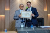 Alepi entrega título de cidadania para farmacêutico precursor da atividade em Piripiri