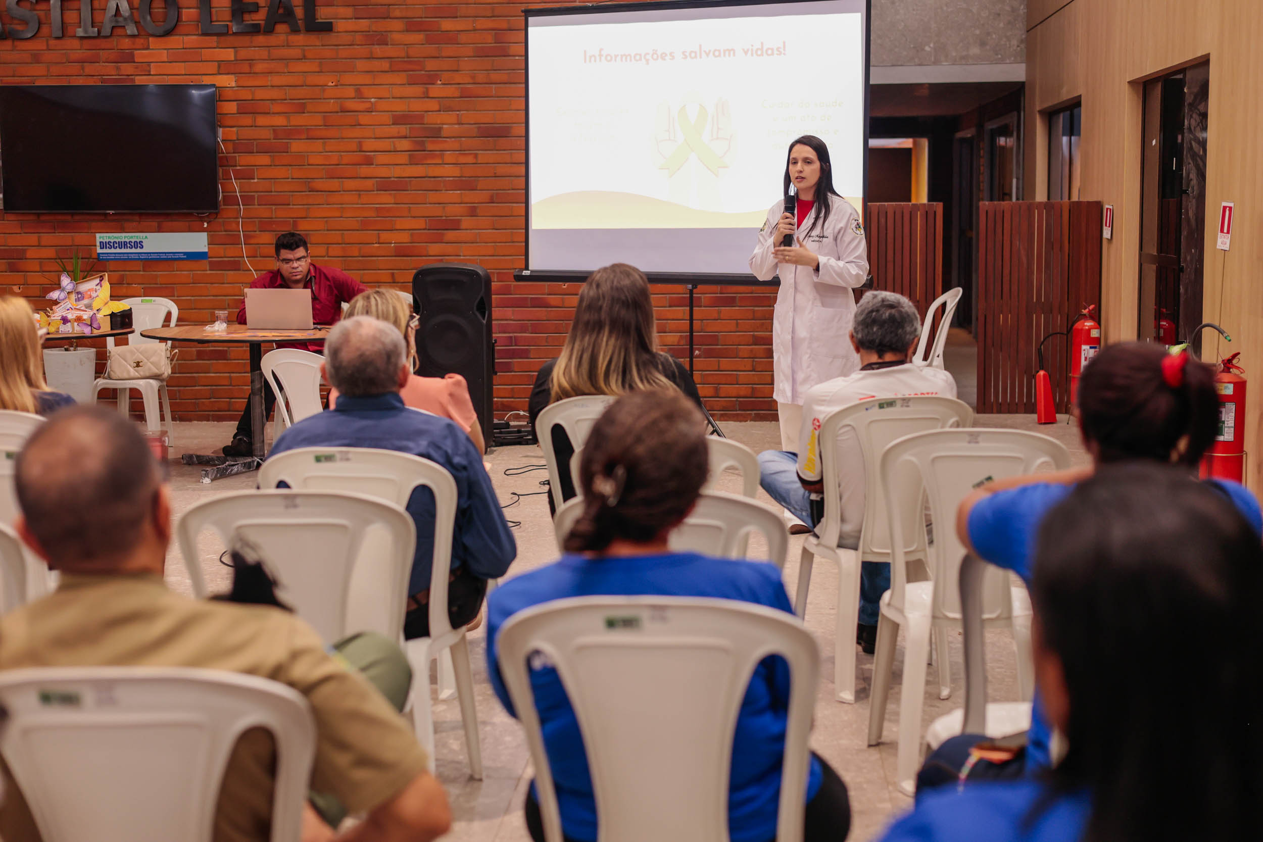 Alepi realiza palestra em alusão ao Fevereiro Laranja e Roxo