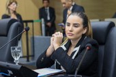 Bárbara do Firmino comemora eletricidade no Residencial Lindalma Soares