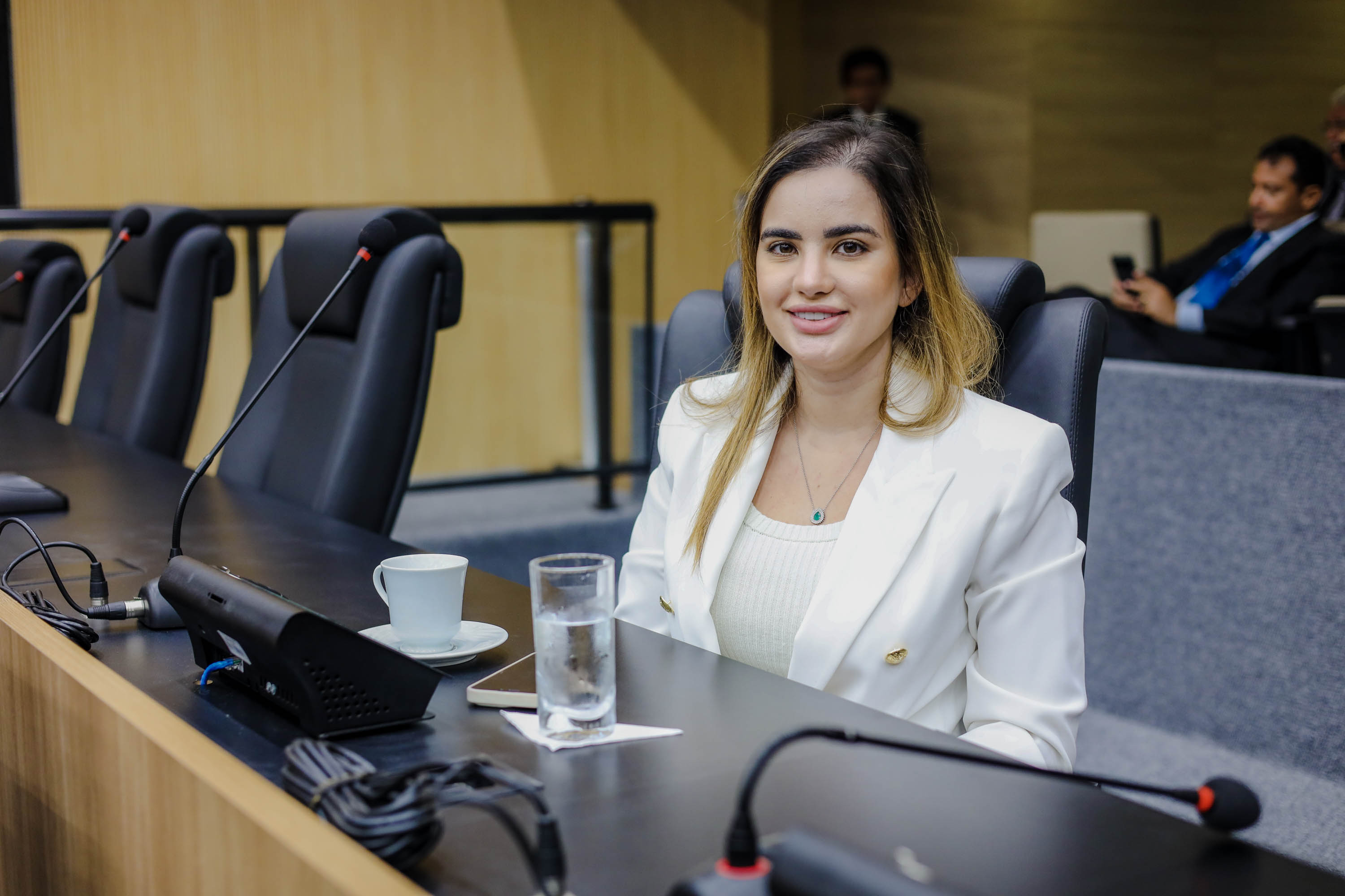 Bárbara do Firmino homenageia administrador de empresa regional de crédito 