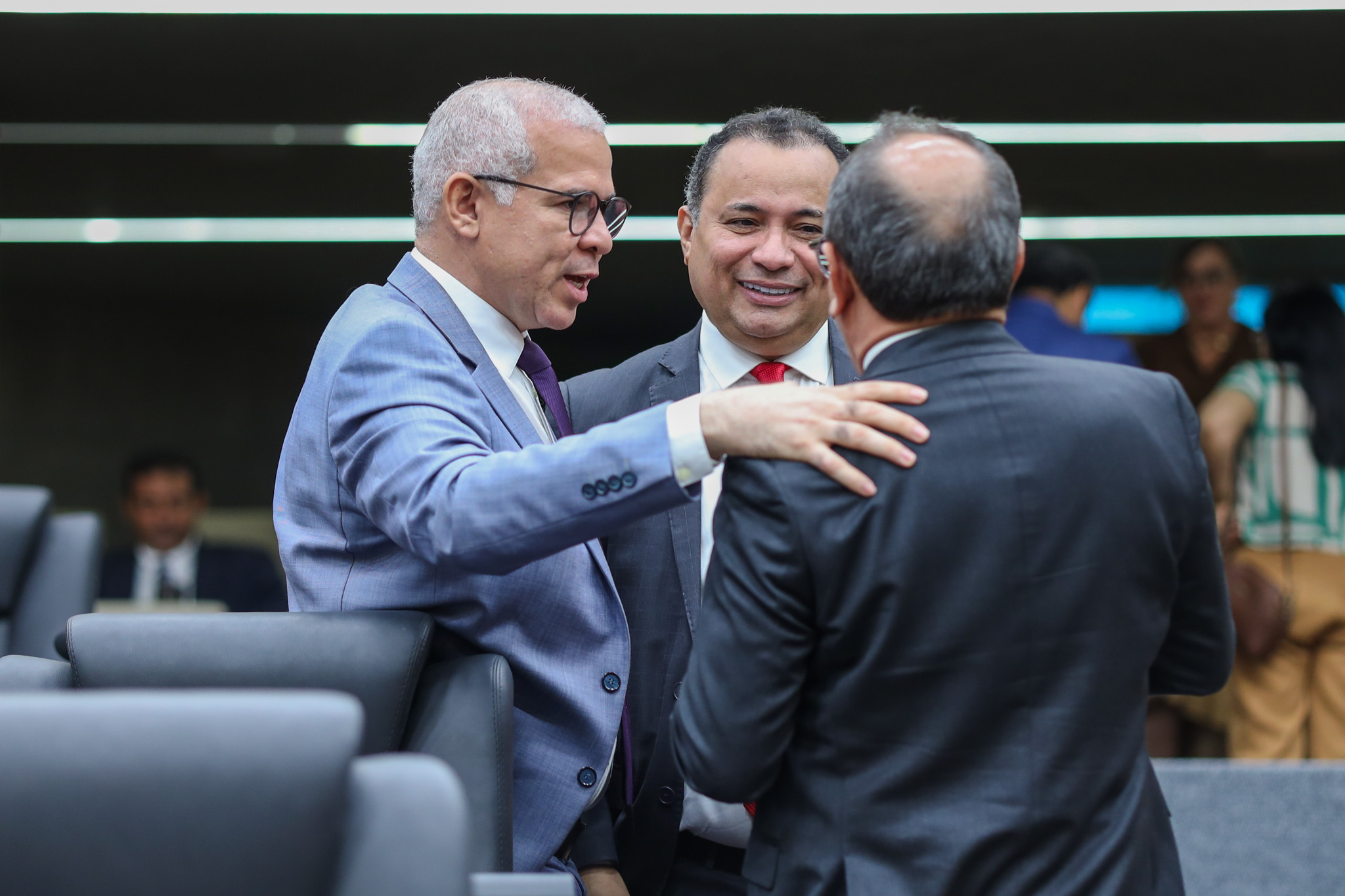 Cabos inservíveis de energia elétrica e telecomunicações deverão ser removidos de locais públicos