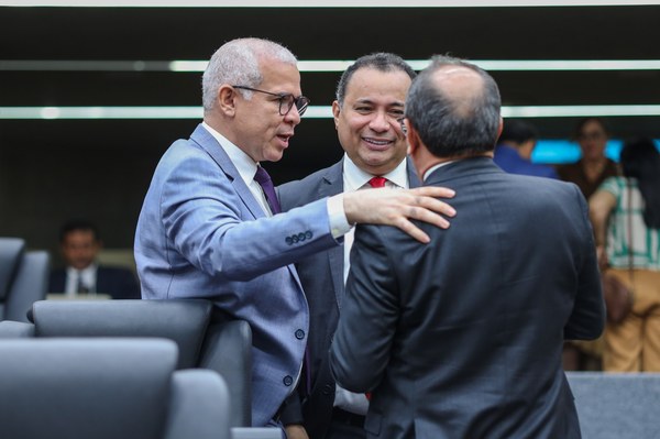 Cabos inservíveis de energia elétrica e telecomunicações deverão ser removidos de locais públicos