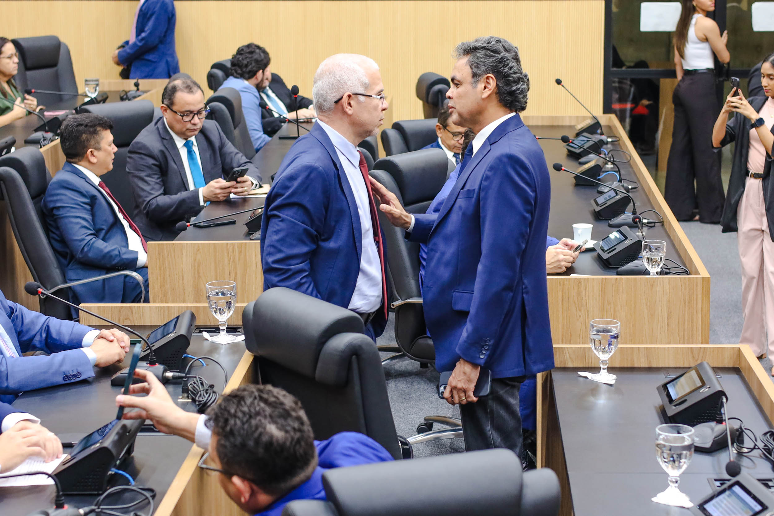 Deputado quer a retirada de fios inutilizados dos postes