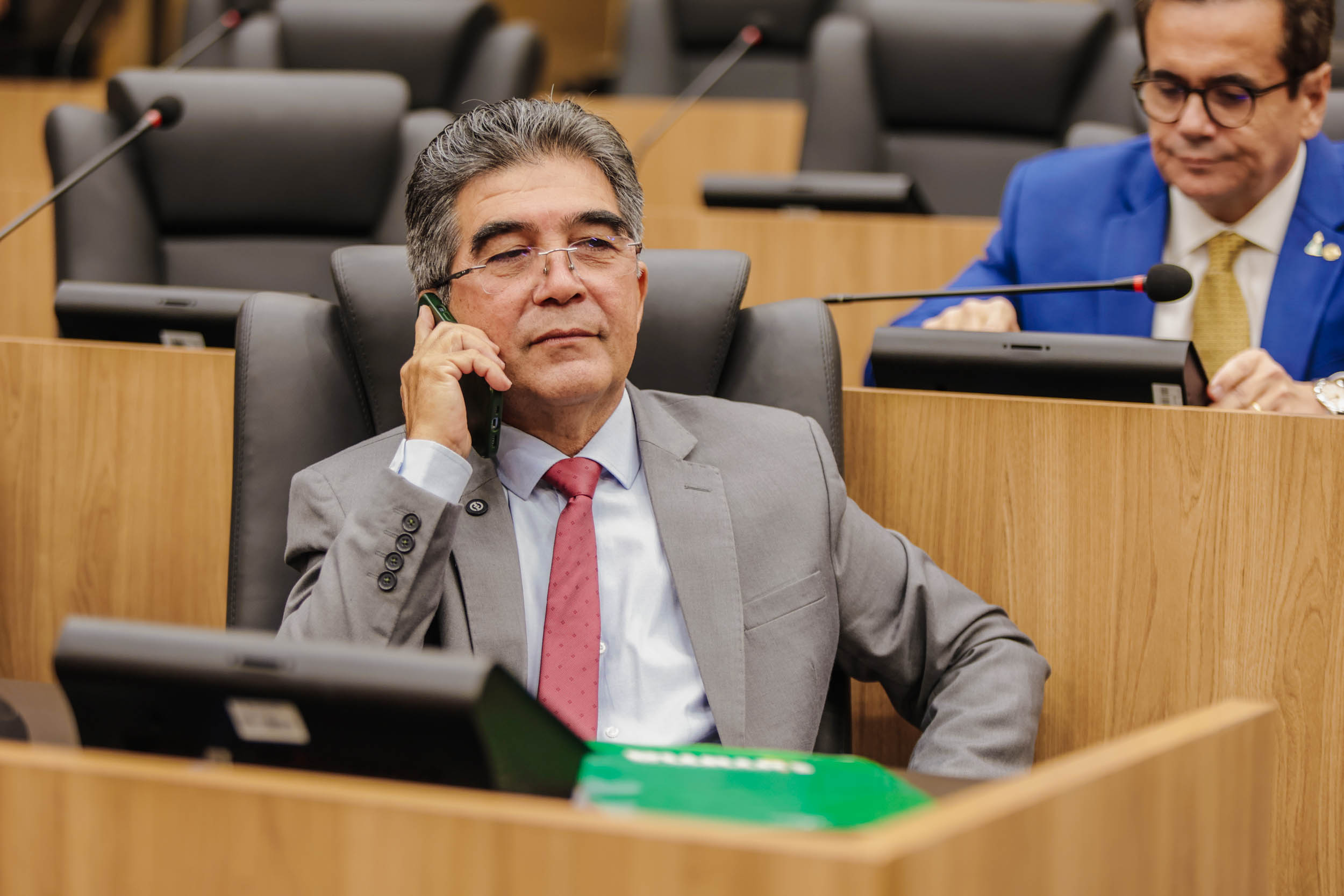 Deputados aprovam projeto que visa regulamentar manejo de abelhas