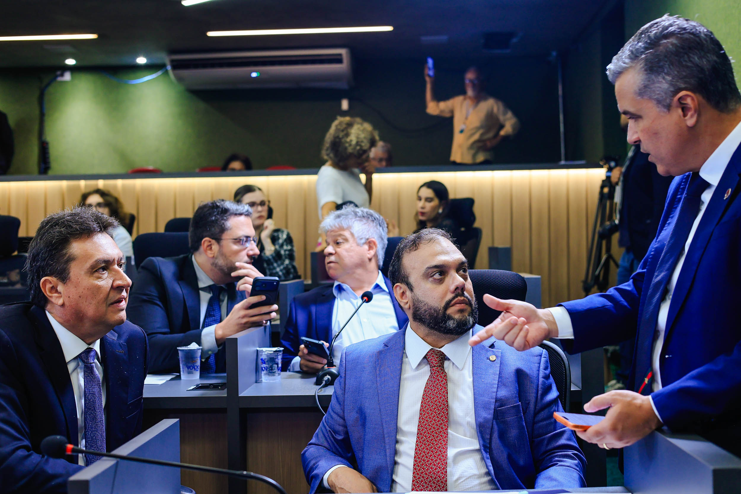 Deputados discutem capacidade de pagamento do Estado durante votação de novos empréstimos na CCJ