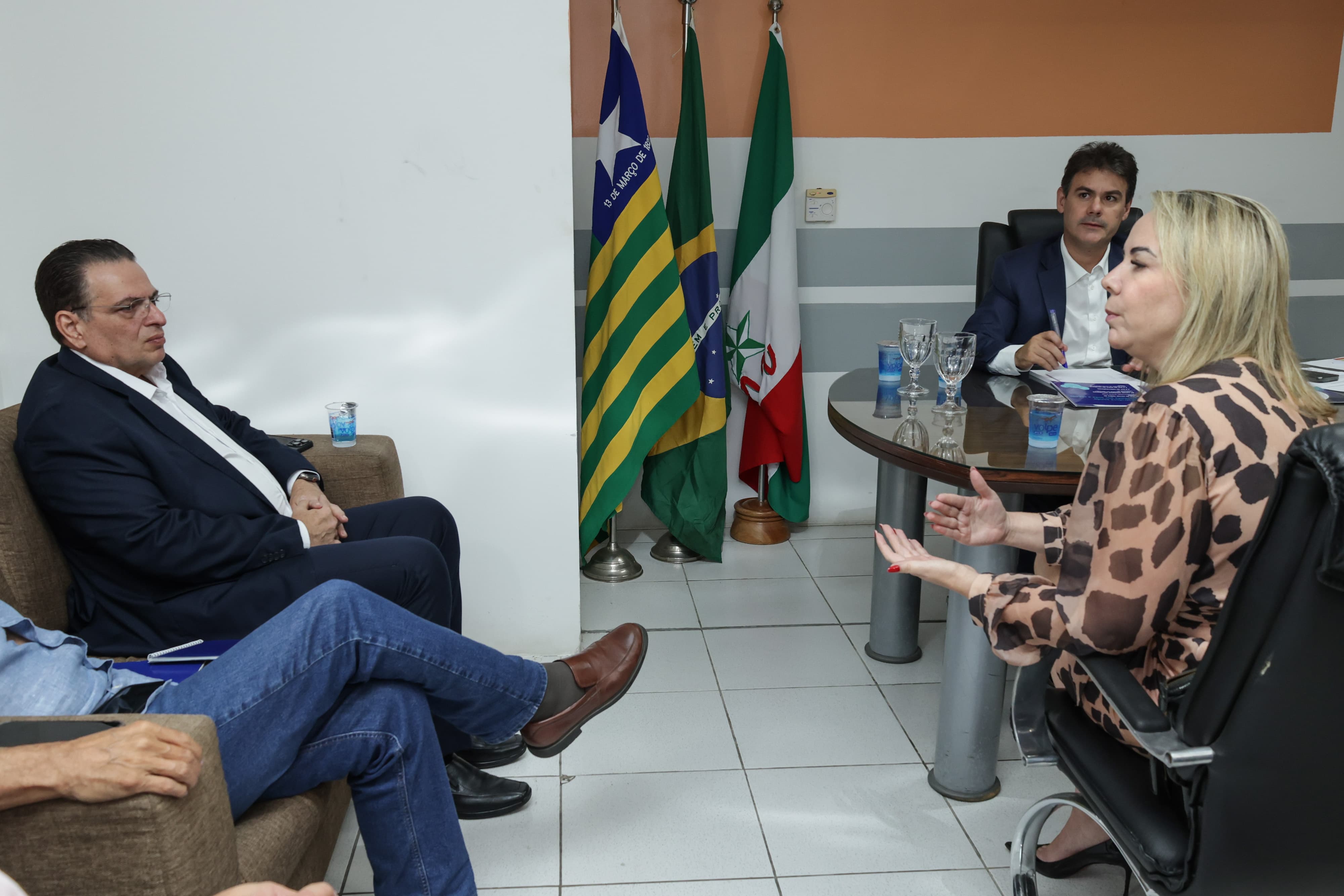 Deputados e Águas de Teresina se reúnem para tratar problemas da capital