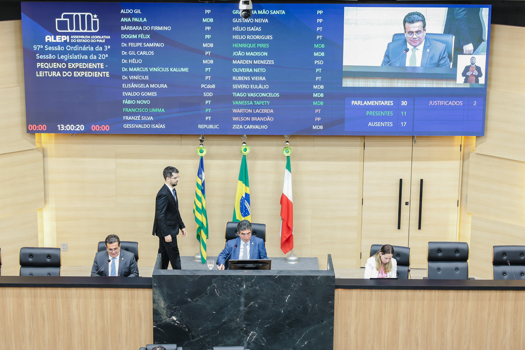 Deputados propõem homenagens a enfermeiros, batistas e advogados