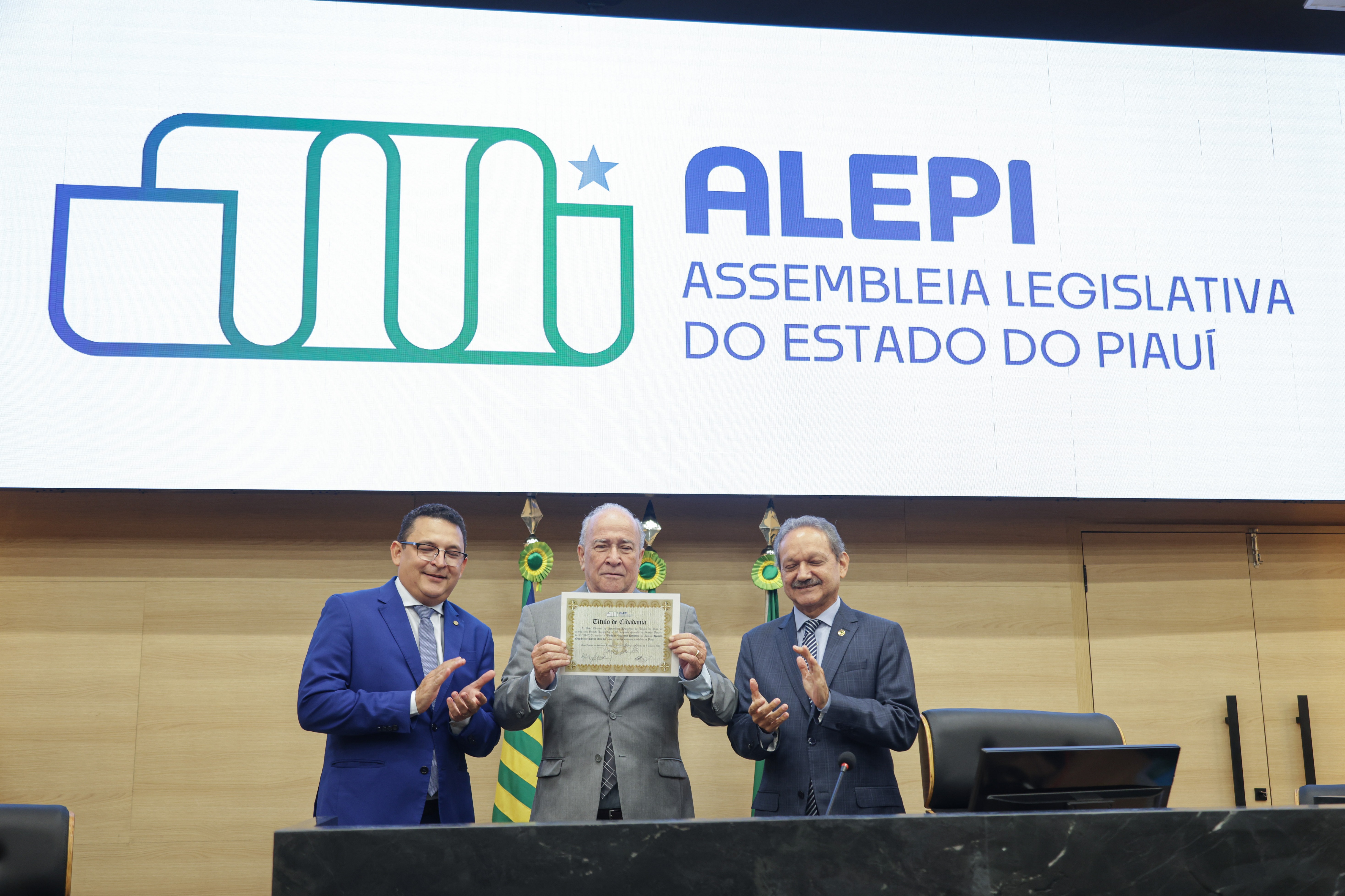 Ex-presidente da Telepisa recebe homenagem na Alepi