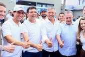 Flávio Júnior acompanha obras de asfaltamento em Valença ao lado do governador Rafael Fonteles