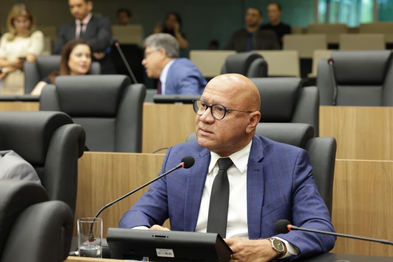 Franzé Silva apresenta denúncia de 65 mães autistas contra plano de saúde