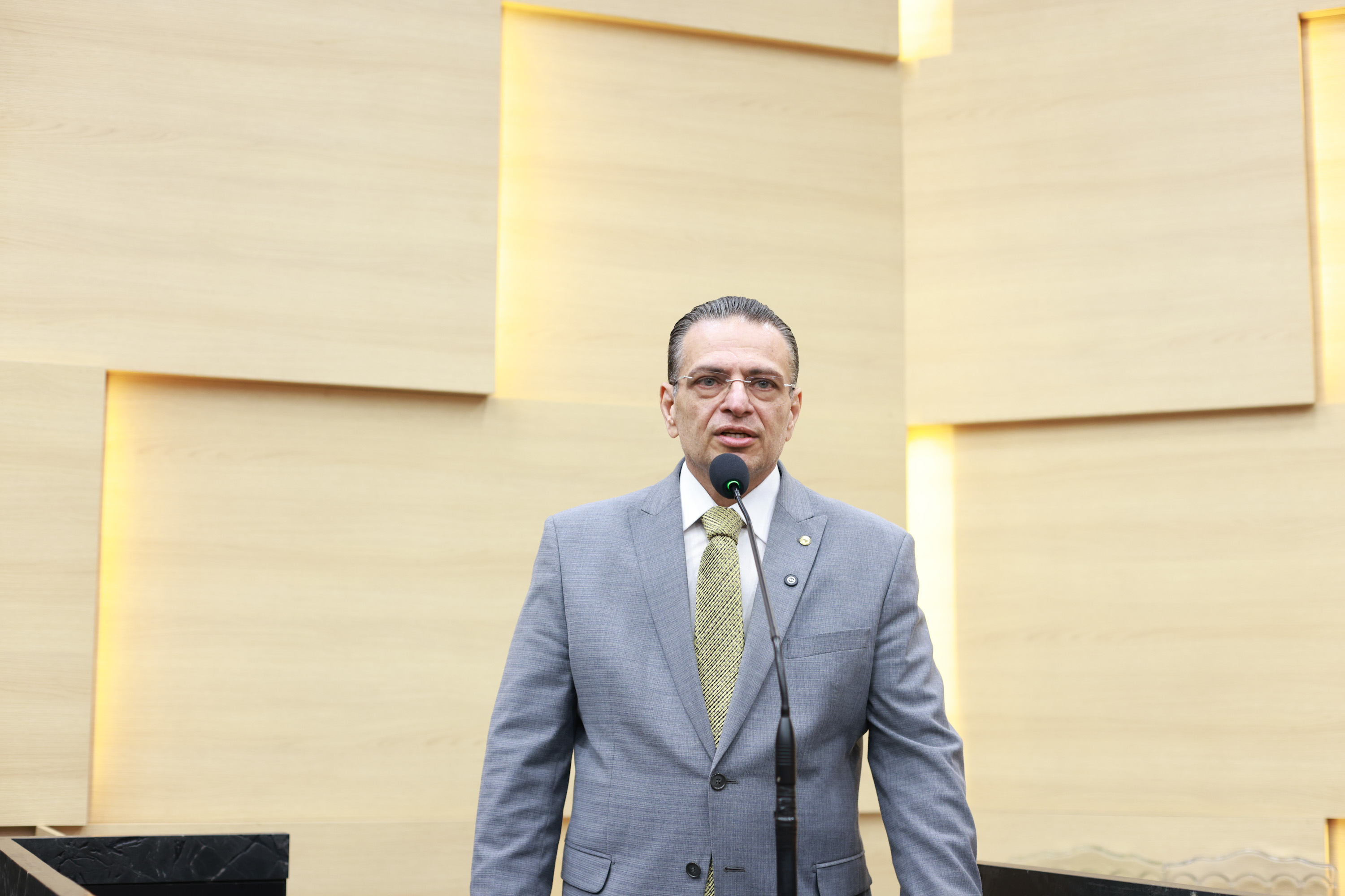 Gessivaldo Isaías cobra melhorias do serviço de Águas do Piauí