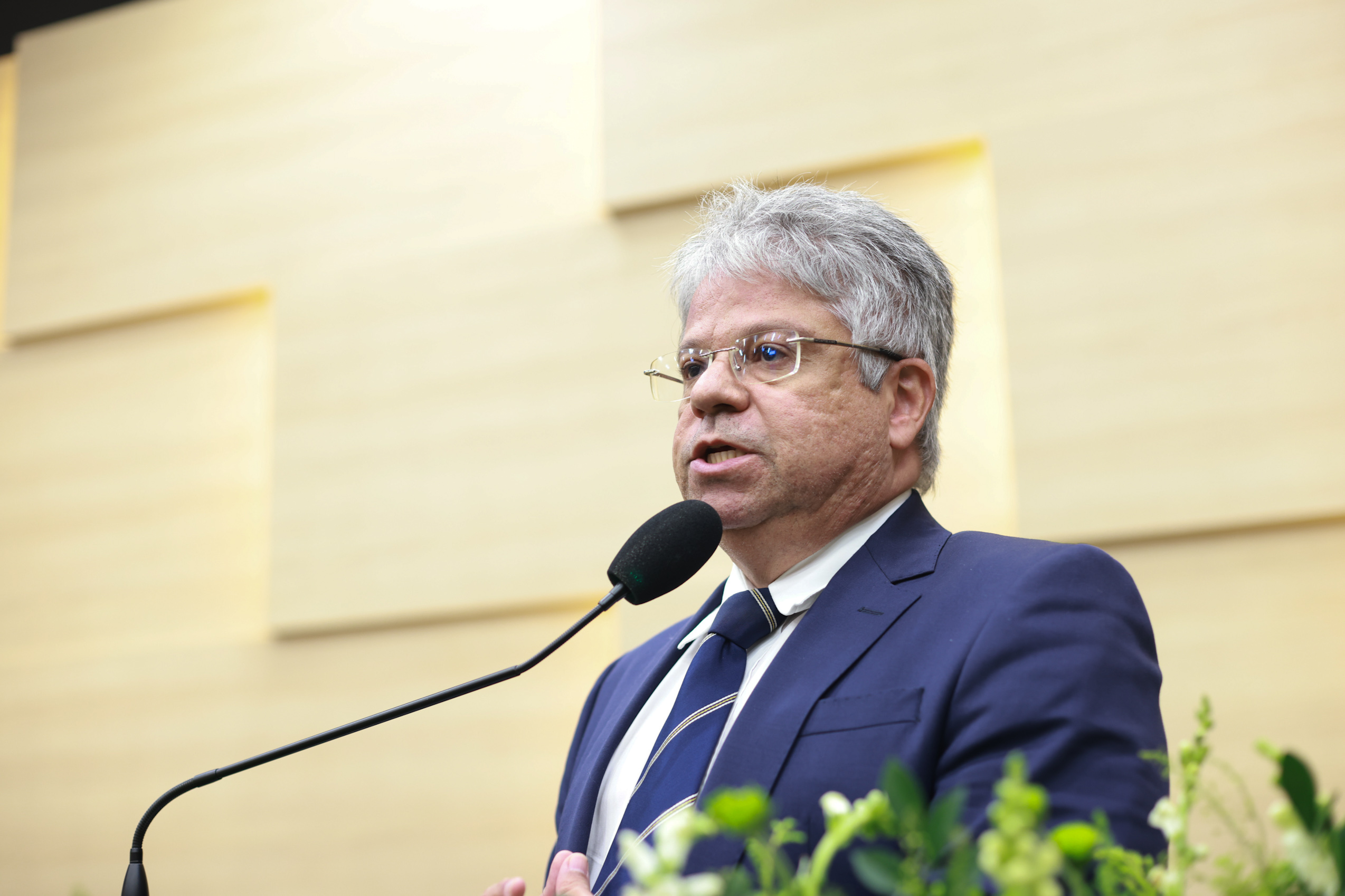 Gustavo Neiva cobra a retirada de imposto sobre a energia solar