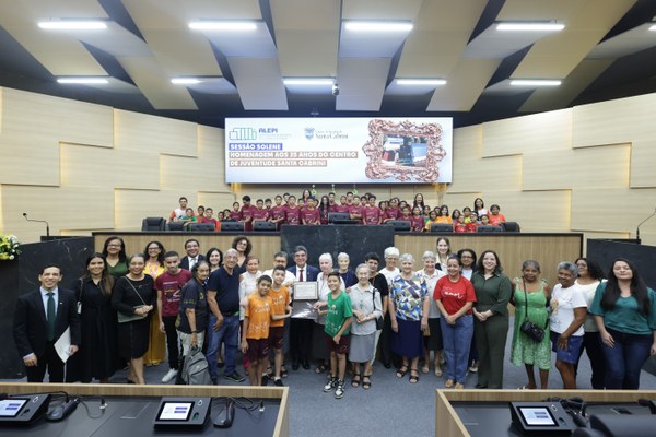 Legislativo homenageia o Centro de Juventude Santa Cabrini