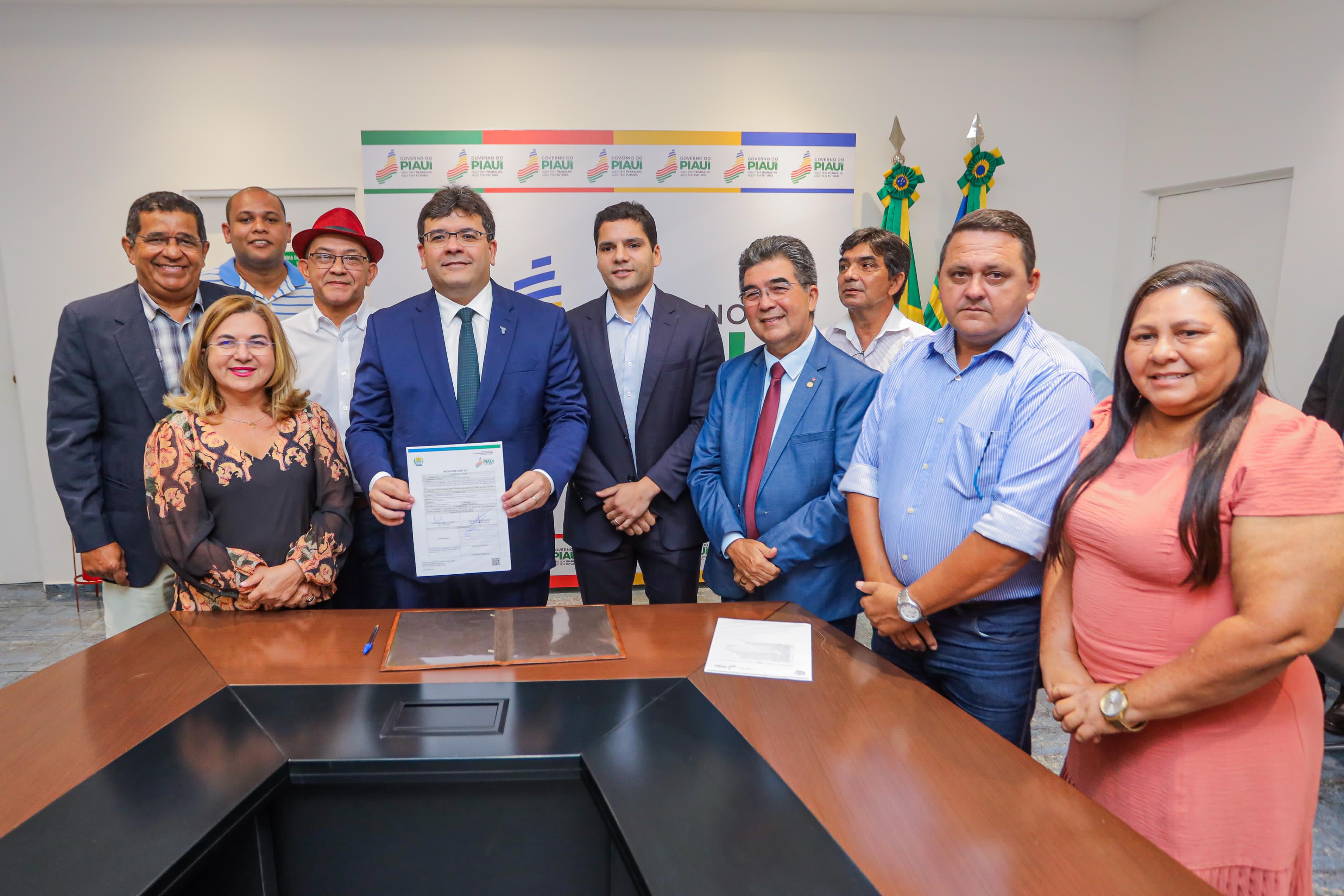 Limma acompanha assinatura de ordem de serviço para estrada 