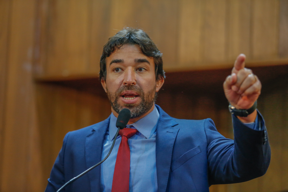  Marden Menezes afirma que governo trata a educação pública com descaso 