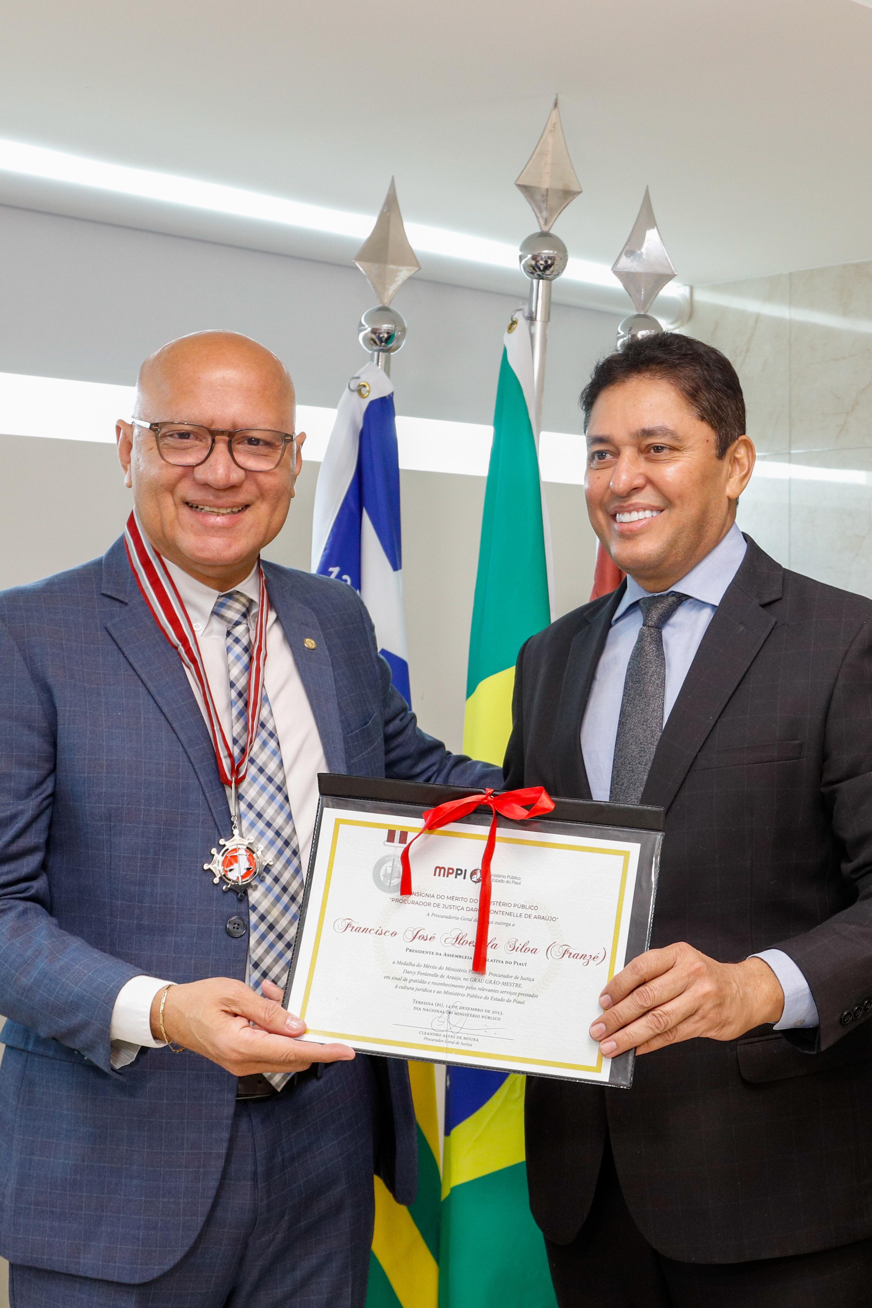 Ministério Público homenageia presidente da Alepi