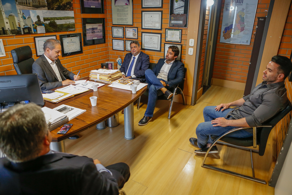 Oposição coleta assinaturas para instalar CPI na Assembleia