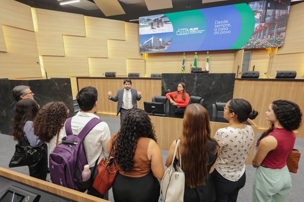 Estudantes de Direito conhecem instalações da Alepi em visita guiada