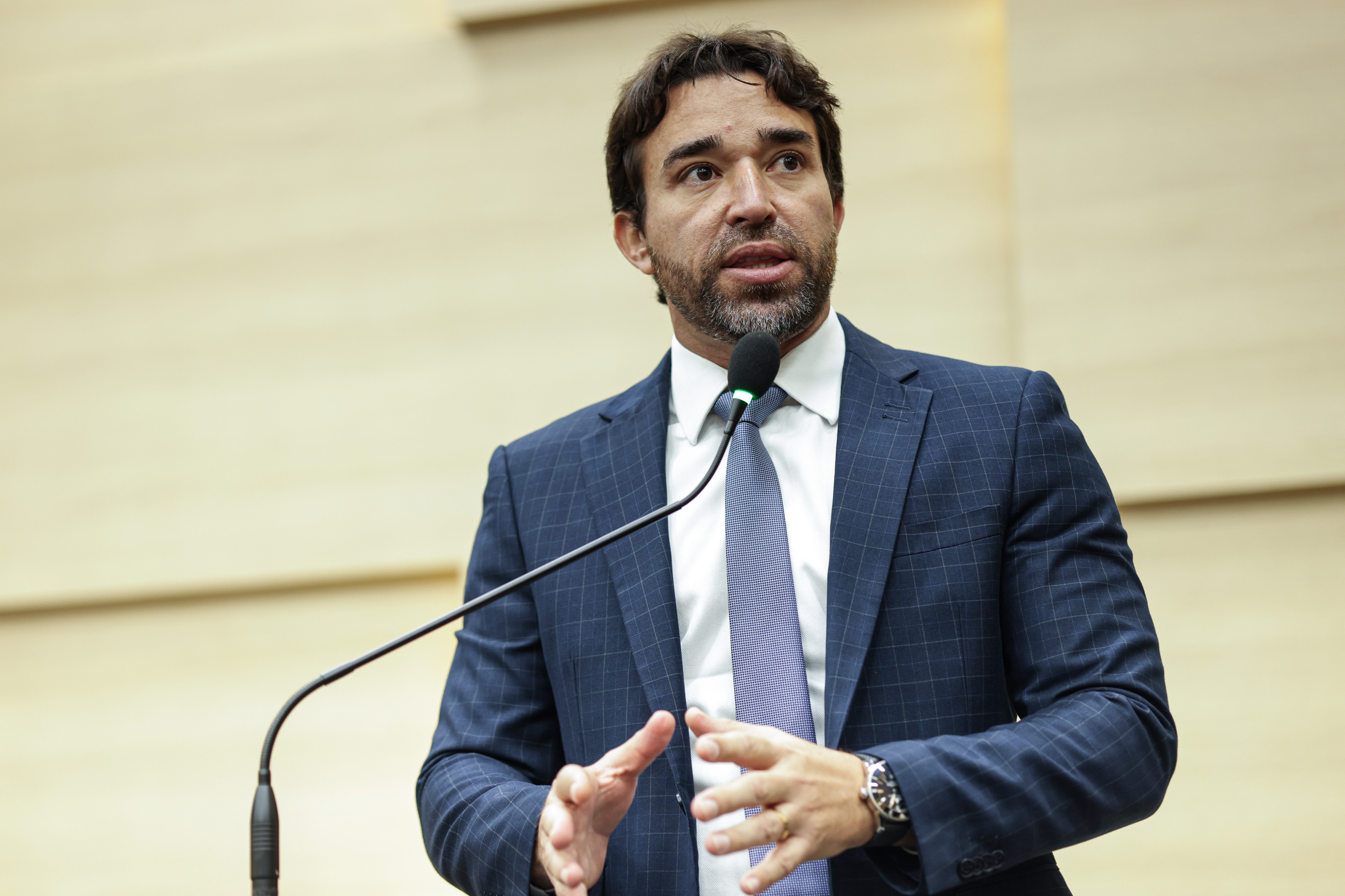 Parlamentar solicita conclusão de rede de energia em povoado de Cajueiro da Praia