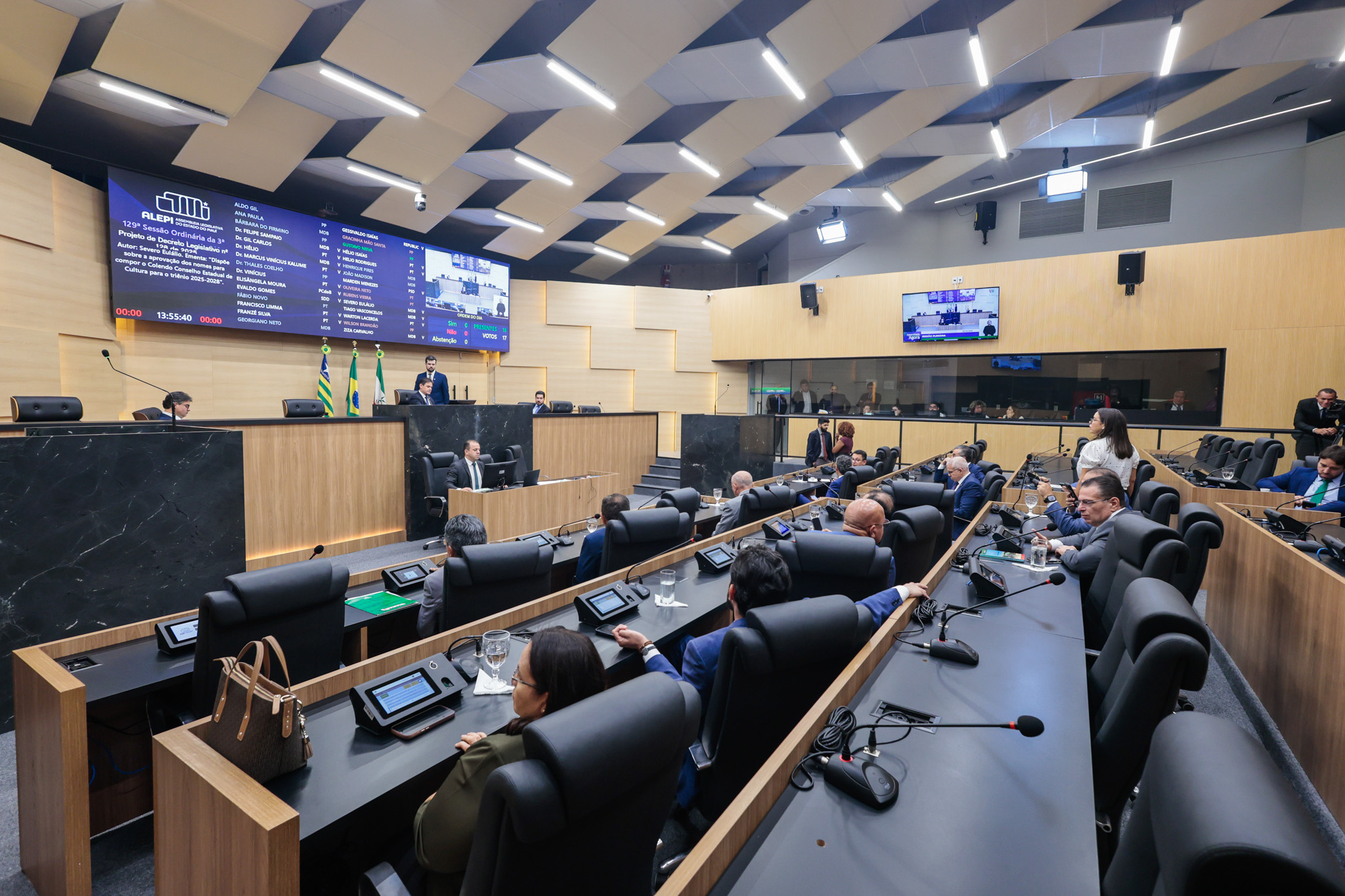 Plenário aprova requerimentos para melhorias de estradas, segurança pública e no trânsito